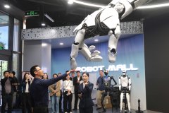 <b>用正在小我东西、企业办事等范畴展示出兴旺活</b>